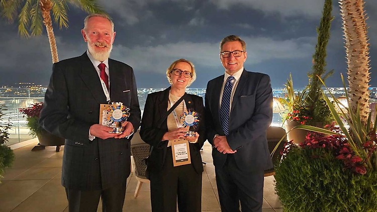  IAPCO Collaboration Award 2024 an Interplan und CCL: Ronald Kötteritzsch, Marketing Director/CCL, Christine Hense, Director People & Operations/INTERPLAN, Martin Boyle, CEO/IAPCO (v.l.n.r.)