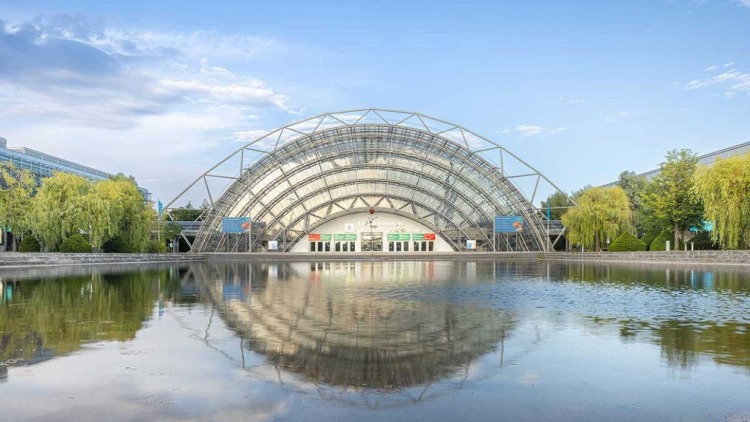 Leipziger Messe: Glashalle mit Messe-See