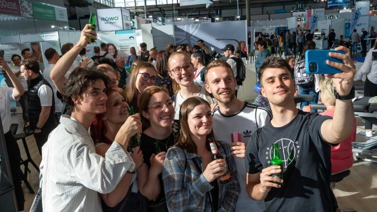 Junge Therapeuten auf der therapie-Messe